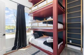 Melody Row-2 Unit Combo w/Hot Tub-Mins to Broadway - 6