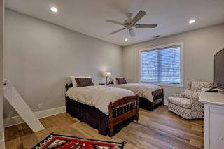 Dancing Bear Walk to Town - 4