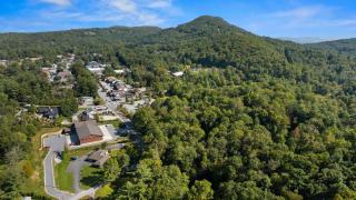 Dahlia House, 5 BDRM, Walk to town - 1