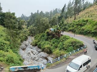 Dua Puteri Homestay Bromo - 9