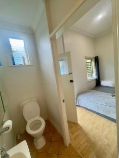 Studio room ensuite bathroom Brisbane City near Kangaroo Point and Gabba Cricket stadium - 6