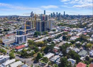 Studio room ensuite bathroom Brisbane City near Kangaroo Point and Gabba Cricket stadium - 3