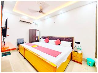 PREMIUM HOTEL MATE-SH-WARI - 500M FROM SHREE RAMJANAM BHOOMI - A Luxurious Stay With Free Parking- Wi-fi & Great Hospitality - 5