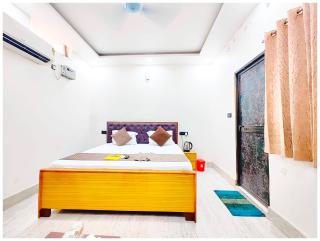 PREMIUM HOTEL MATE-SH-WARI - 500M FROM SHREE RAMJANAM BHOOMI - A Luxurious Stay With Free Parking- Wi-fi & Great Hospitality - 3