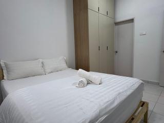 Cozy 3BR Escape Modern Comfort in the City - 4