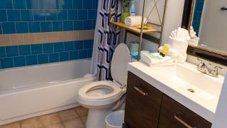 Cozy Family Retreat Steps to Beach Pool Hot apts - 2