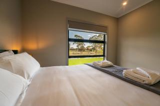 Riverfront 10 min to The Bend - 1