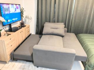 Stylish Condo Stay with Pool, Balcony and near Airport - 7