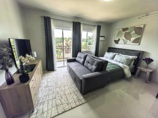Stylish Condo Stay with Pool, Balcony and near Airport - 0