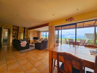 Tatahiti Haven - Sea Views & Classic Kiwi Charm - 0