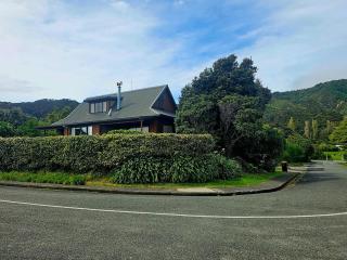 Tatahiti Haven - Sea Views & Classic Kiwi Charm - 2