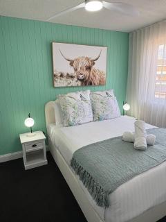 Stylish Haven with a Touch of Colour - Hosted by Canstay - 0
