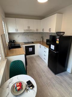 Stylish Haven with a Touch of Colour - Hosted by Canstay - 8