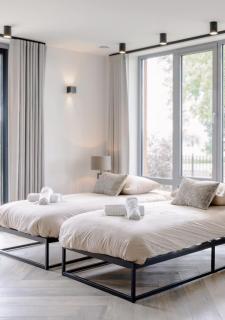 4-bed Apartment Kitchen Free Parking - 1