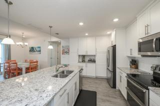 Sunset Margarita - Luxury Condo Lanai Pool Beach Gear Bikes Dogs OK 5 Mins to Gulf Beaches - 4