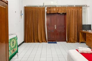 RedDoorz Syariah at Serenity Guesthouse Subang - 1