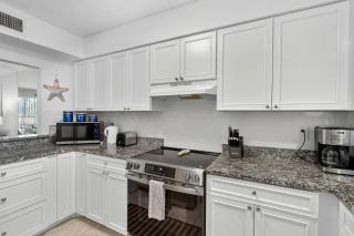 Siesta Key 2-Bedroom Condo with Pool - 4