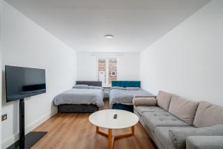 Modern Studios, Garden, 2 Double Beds, 3 min to Tube, Fast WiFi - 2