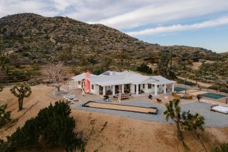 The Hoopa House - Pickleball Hot Tub Views - 3