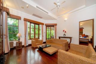 Laguna Lakeshore Villas Residence - Spacious Townhouse with Tropical Pool Access - 9