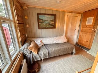 1850 Old Farmhouse Retreat with jacuzzi and sauna - 8