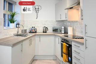 Jungle King Suite with Parking - 9