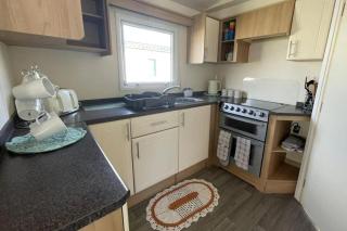 3 Bed Caravan Sleeps 8 - Parking Bbq Pool - 5