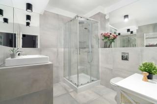 Red and Grey Apartment for 8 People in Poznań with Parking by Noclegi Renters - 6