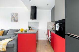 Red and Grey Apartment for 8 People in Poznań with Parking by Noclegi Renters - 2
