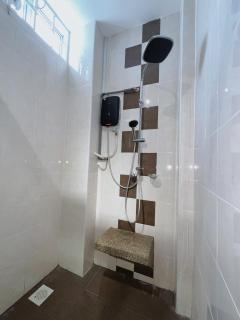 Cozy Suite with Twin Beds & Lounge - 9