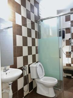 Cozy Suite with Twin Beds & Lounge - 8