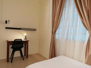 Cozy Suite with Twin Beds & Lounge - 7