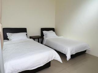 Cozy Suite with Twin Beds & Lounge - 4