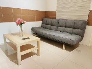 Cozy Suite with Twin Beds & Lounge - 1