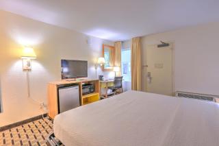 Hotel Carolina Standard Room - 1 King Bed - 4