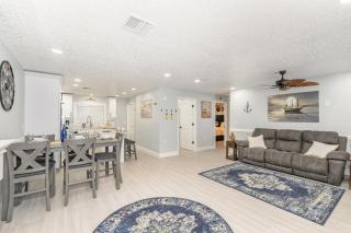 Elegant Retreat Near Downtown and Beach - 4