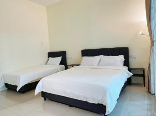 Cozy Family Room with Large Balcony - 0