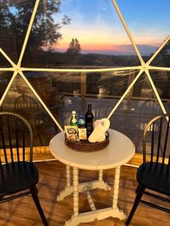 Vintage Themed Geodome with a Cedar Hot Tub and Mountain Views, Perfect for a Romantic Getaway in Eureka Springs - 8