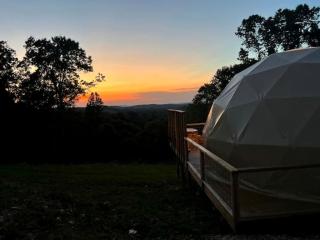 Vintage Themed Geodome with a Cedar Hot Tub and Mountain Views, Perfect for a Romantic Getaway in Eureka Springs - 5