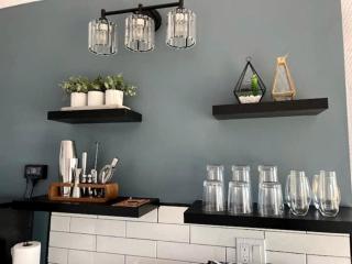 Vintage Themed Geodome with a Cedar Hot Tub and Mountain Views, Perfect for a Romantic Getaway in Eureka Springs - 1