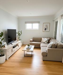 Relaxed Coastal Newport Getaway - 0