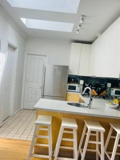 Relaxed Coastal Newport Getaway - 3