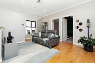 Bright 2-Bed Townhouse with Balcony & Garage - 7