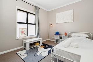 Bright 2-Bed Townhouse with Balcony & Garage - 4