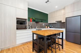 Bright 2-Bed Townhouse with Balcony & Garage - 2