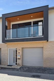 Bright 2-Bed Townhouse with Balcony & Garage - 1