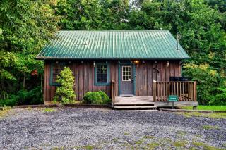 Wonderful Cabin with Hot-tub and Pool Table in Sevierville, Tennessee - 0
