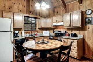 Wonderful Cabin with Hot-tub and Pool Table in Sevierville, Tennessee - 3