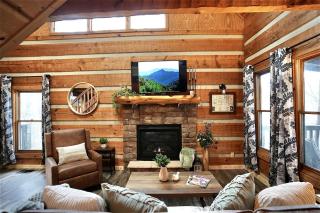 Luminous Cabin with Hot-tub, Fireplace and Games in Sevierville, Tennessee - 3