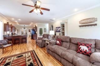 Amazing Cabin with Games and Hot-tub in Sevierville, Tennessee - 2